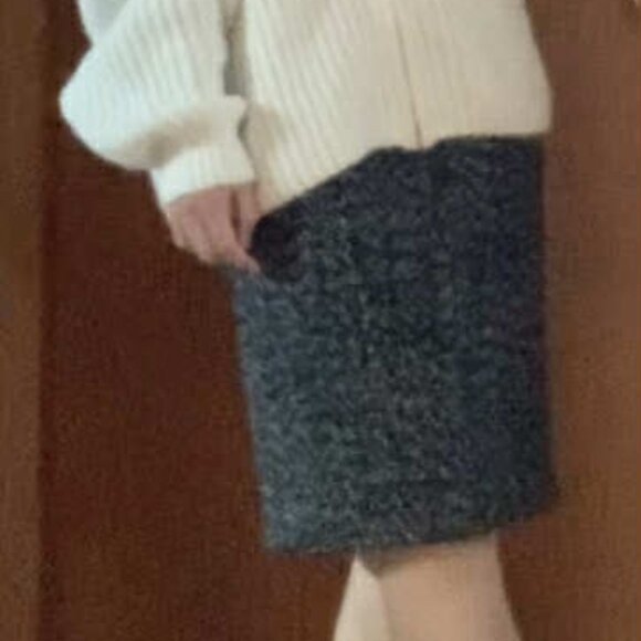 Black And White Pencil Skirt | Size 4 With Zip Behind | By Très you - Picture 3 of 3